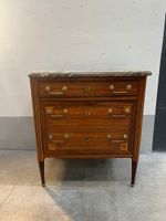 COMMODE en bois de placage marqueté en filet, trois tiroirs …