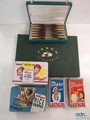 quatre paquets de cigarettes dans un étui vert
