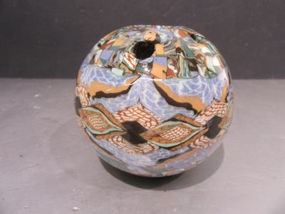 un vase orné d'un motif posé sur une table