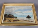 une peinture à l'huile représentant une scène de plage avec un bateau dans l'eau