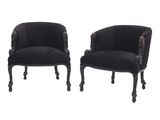 une paire de chaises en velours noir avec des pieds en bois