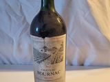 une bouteille de vin posée sur une table, avec une étiquette de prix