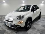 la petite voiture blanche est garée dans la pièce au sol en damier