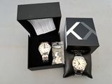 une montre dans une boîte et une montre dans une boîte