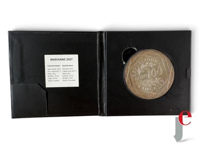 une photo d'une médaille d'or dans une boîte noire