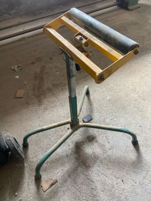 une petite table à roulettes dans un garage