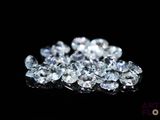 gros plan d'un groupe de diamants sur une surface noire