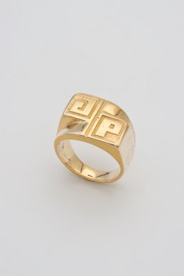 une bague en or ornée d'un motif grec