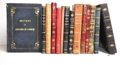 beaucoup de livres qui traînent sur une étagère