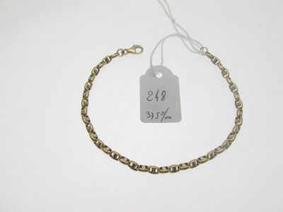 gros plan d'une chaîne de bracelets portant une étiquette de prix