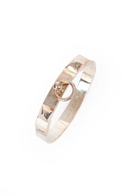 un gros plan d'une bague en argent sertie d'un diamant jaune