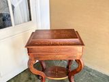 une petite table avec un tiroir dans le coin d'une pièce