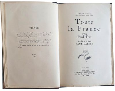 un livre ouvert sur lequel figure l'image d'une fleur