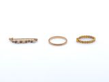 trois paires d'or et de grenats sur fond blanc