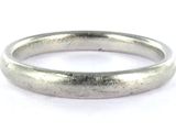 gros plan d'une bague en argent sur une surface blanche