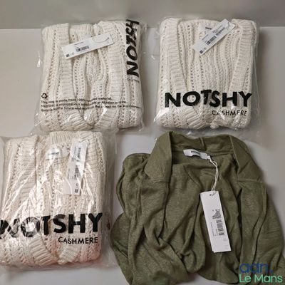 trois paires de pulls blancs et une paire de pulls verts