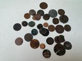 beaucoup de pièces qui sont sur la table