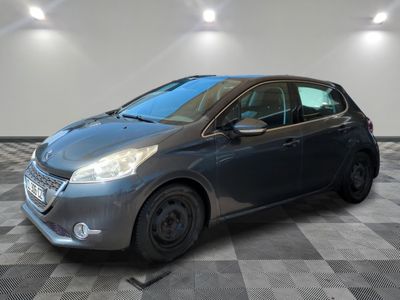 une voiture grise est garée dans une pièce au sol à carreaux