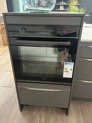 un four qui se trouve au milieu d'une cuisine