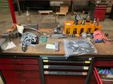 un établi avec de nombreux outils dans un garage