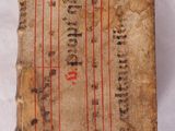 un vieux livre sur lequel figurent des inscriptions rouges sur un fond blanc