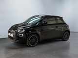 la petite voiture noire est garée dans une grande pièce