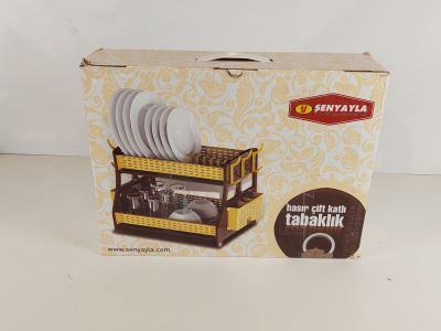 emballage d'un service de vaisselle et de tasses dans une boîte posée sur une table