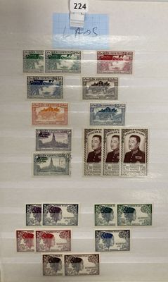 une photo montrant une collection de timbres accrochée au mur