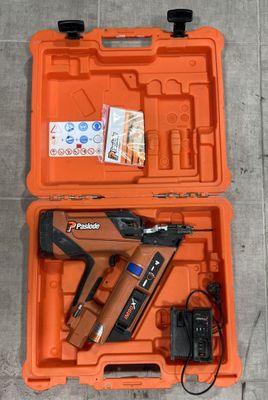 une boîte à outils contenant un pistolet à clous