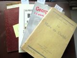 trois livres posés sur une table l'un à côté de l'autre