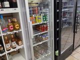 de nombreuses bouteilles d'alcool sur les étagères du magasin