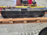 une photo montrant une pile de boîtes en plastique noir posées sur une palette