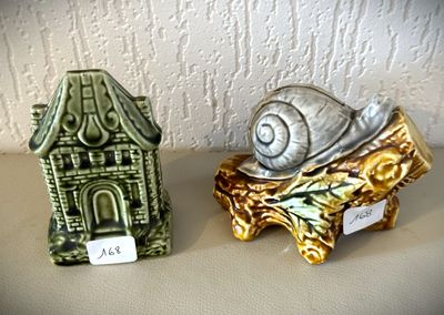 deux figurines en céramique représentant un escargot et une maison