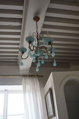 un lustre suspendu au plafond d'une pièce