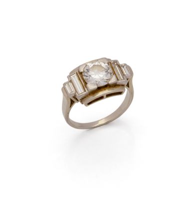 une bague Art déco en diamant et or blanc 18 carats