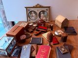 une table en bois sur laquelle se trouvent de nombreux livres et une horloge