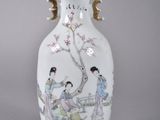 un vase blanc orné d'une peinture sur le côté