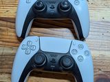 deux manettes de jeux vidéo posées sur une table en bois