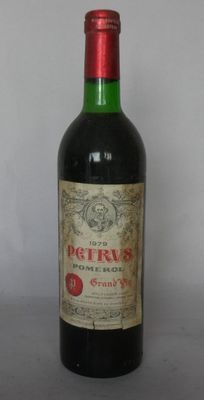 une bouteille de vin posée sur une table