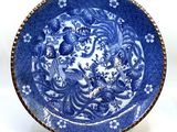 une assiette bleue et blanche ornée d'un motif