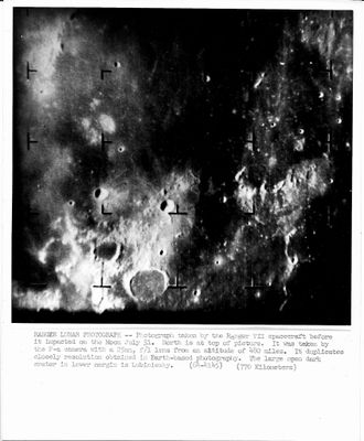 une photo en noir et blanc d'une photo en noir et blanc d'une station spatiale