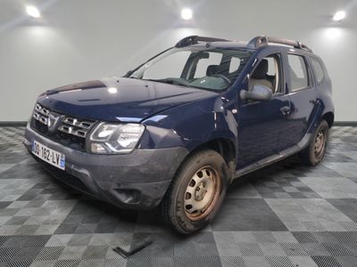 une photo d'un pick-up bleu garé dans un garage