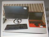une photo d'un ordinateur et d'un clavier posés sur un bureau