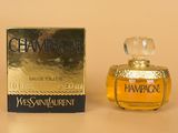l'image d'un flacon de parfum posé à côté d'une boîte