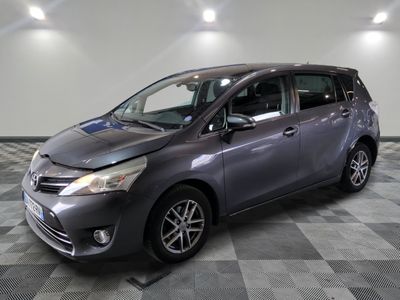 La Toyota Sienna est garée sur un sol à damier dans un garage.