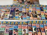 une pile de magazines posée sur une table blanche
