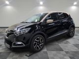 une voiture noire garée sur le sol en damier d'un garage
