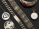 un assortiment de bijoux comprenant une montre, un bracelet et un bracelet