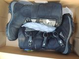 une boîte contenant une paire de bottes et une paire de chaussures