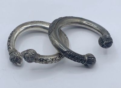 Paire de bracelets Indiens en métal ciselé.